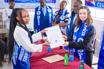 Promoce 2026 – předávání certifikátů
