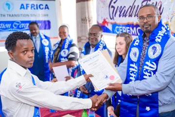Promoce 2026 – předávání certifikátů