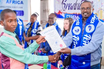 Promoce 2026 – předávání certifikátů