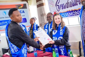 Promoce 2026 – předávání certifikátů